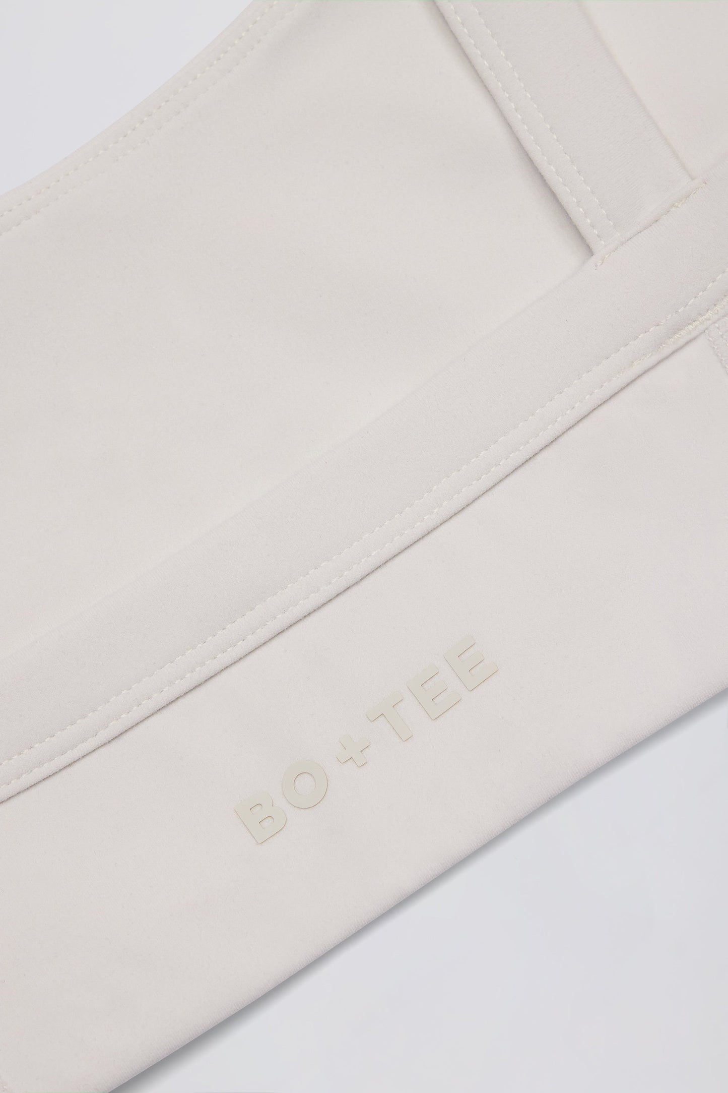 Soft Active Contrast-Trim Sports Bra in Cream